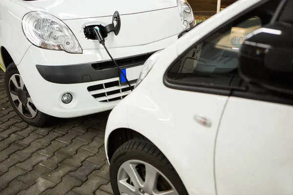 Elektrische auto opgeladen op een laadstation in een overdekte parkeergelegenheid — Stockfoto