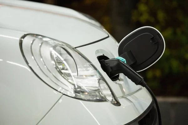 Електричний автомобіль, заряджений на зарядній станції в критому паркінгу — стокове фото