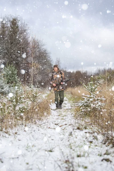 Männlicher Jäger mit Rucksack, bewaffnet mit Gewehr, — Stockfoto