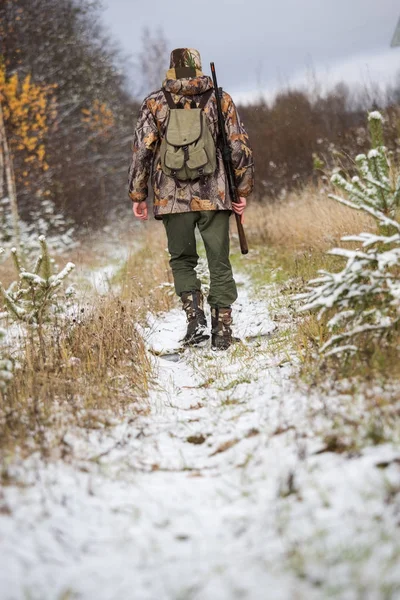 Sırt çantası, bir tüfek ile silahlı erkek avcısı, — Stok fotoğraf