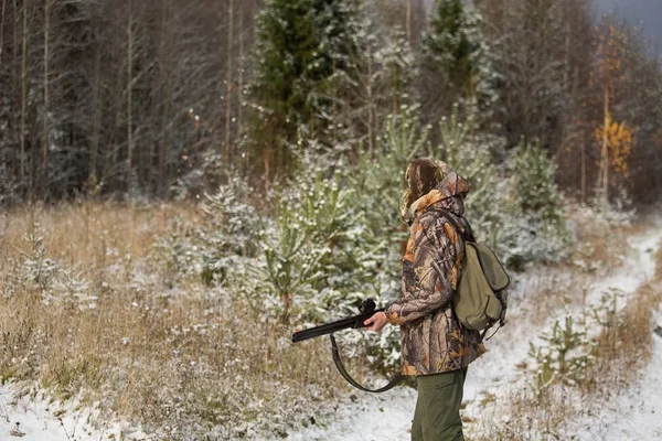 Mannelijke hunter met rugzak, gewapend met een geweer, — Stockfoto