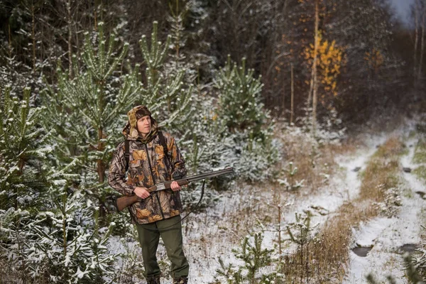 Homme chasseur avec sac à dos, armé d'un fusil , — Photo