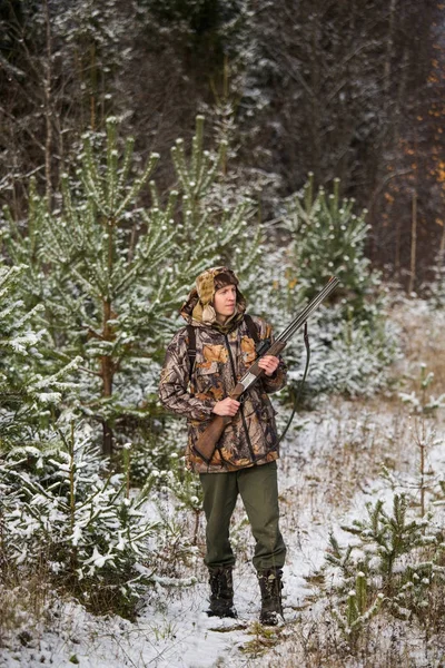 Homme chasseur avec sac à dos, armé d'un fusil , — Photo