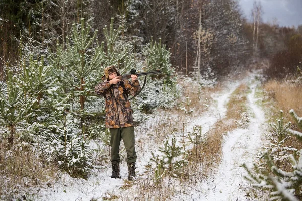 Homme chasseur avec sac à dos, armé d'un fusil , — Photo