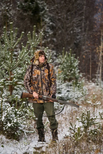 Manliga hunter med ryggsäck, beväpnad med ett gevär, — Stockfoto