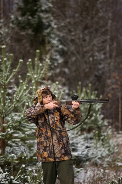 Manliga hunter med ryggsäck, beväpnad med ett gevär, — Stockfoto