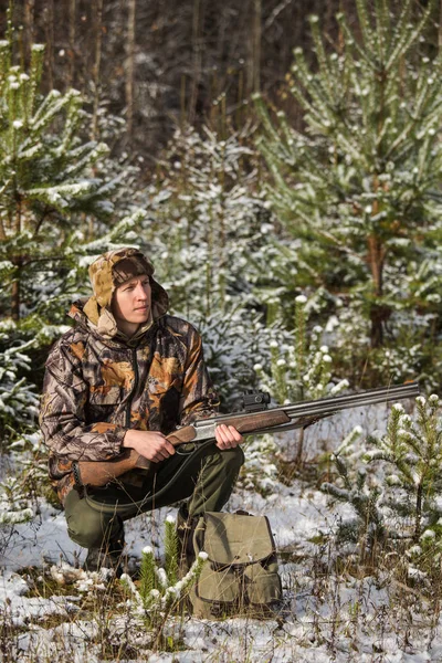 A hátizsák, a puska a fegyveres férfi vadász, — Stock Fotó