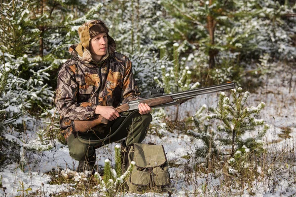 Homme chasseur avec sac à dos, armé d'un fusil , — Photo