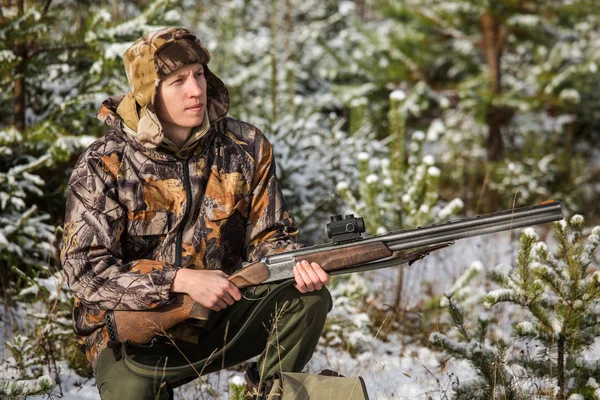 Homme chasseur avec sac à dos, armé d'un fusil , — Photo