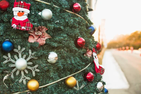 Christmas tree on a city street — Stock Photo, Image