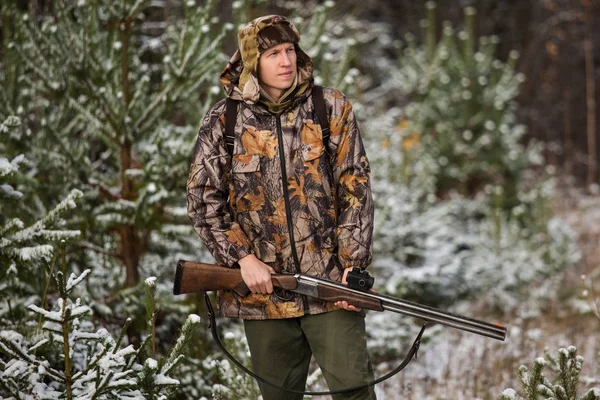 Manliga hunter med ryggsäck, beväpnad med ett gevär, — Stockfoto