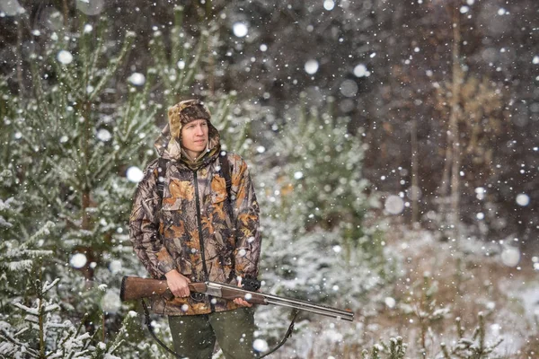 Мужчина охотник с рюкзаком, вооружен винтовкой , — стоковое фото