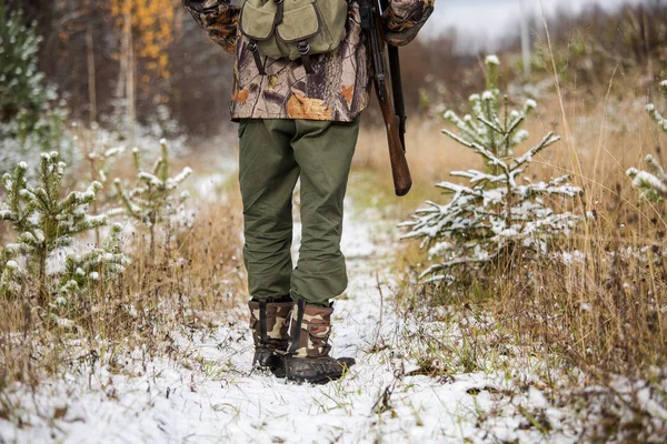 Male hunter with backpack, armed with a rifle, — Stock Photo, Image