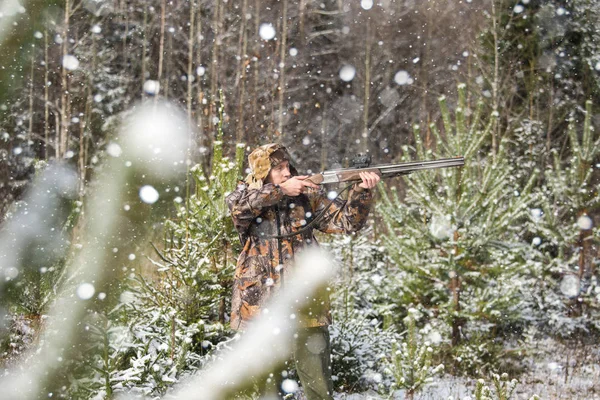Κυνηγός αρσενικό με σακίδιο, οπλισμένος με ένα τουφέκι, — Φωτογραφία Αρχείου