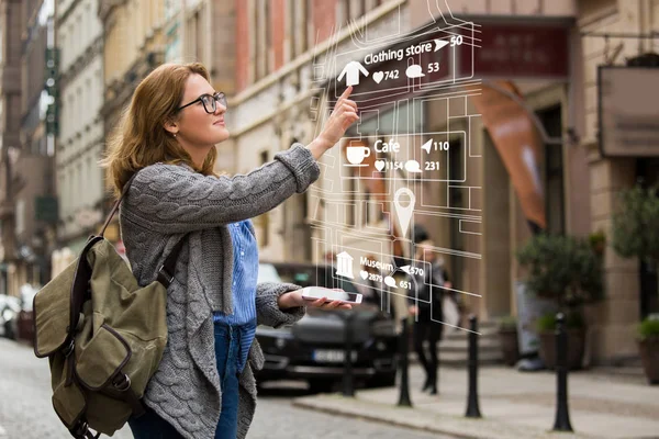 Дополненная реальность в маркетинге. Женщина-путешественница с телефоном . — стоковое фото