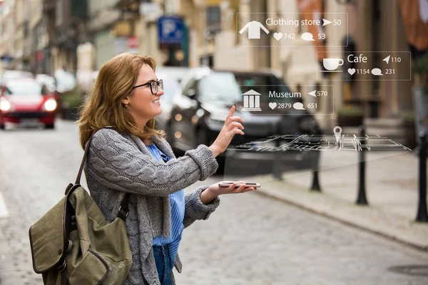 Augmented reality in marketing. Vrouw reiziger met telefoon. — Stockfoto