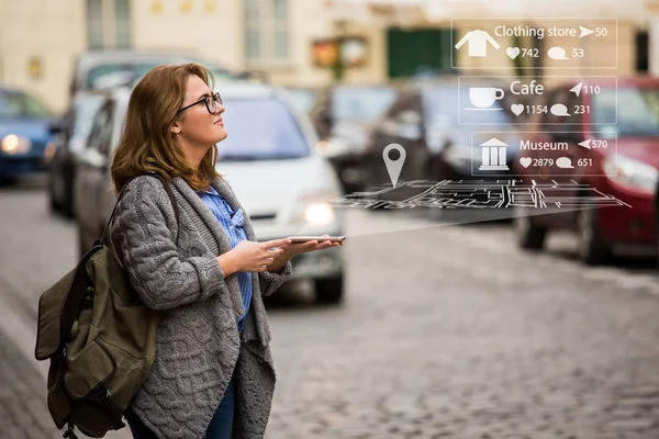 Réalité augmentée dans le marketing. Femme voyageur avec téléphone . — Photo