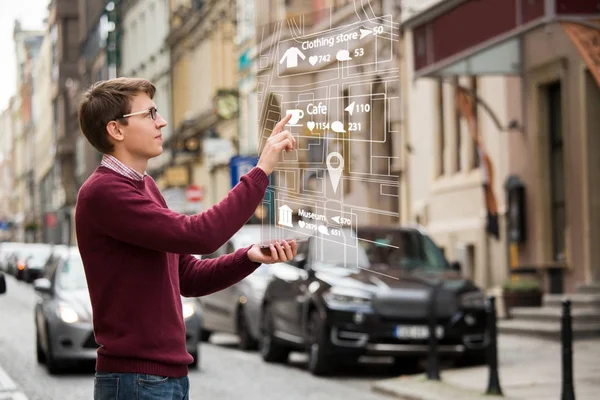 Realidad aumentada en marketing. Mujer viajera con teléfono . — Foto de Stock