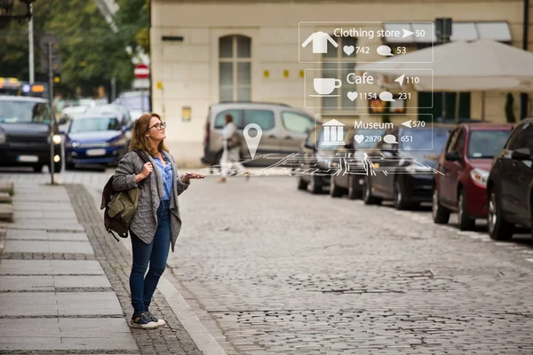 Augmented reality in marketing. Vrouw reiziger met telefoon. — Stockfoto