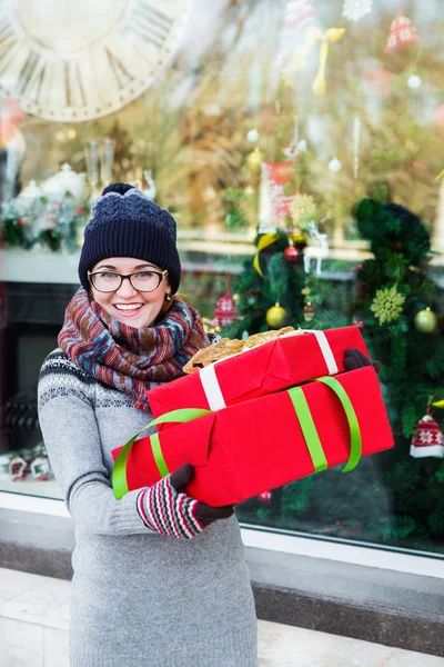 クリスマスの贈り物を持つ女性 — ストック写真