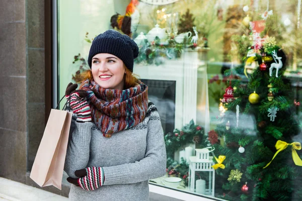 Mujer con regalos de Navidad —  Fotos de Stock