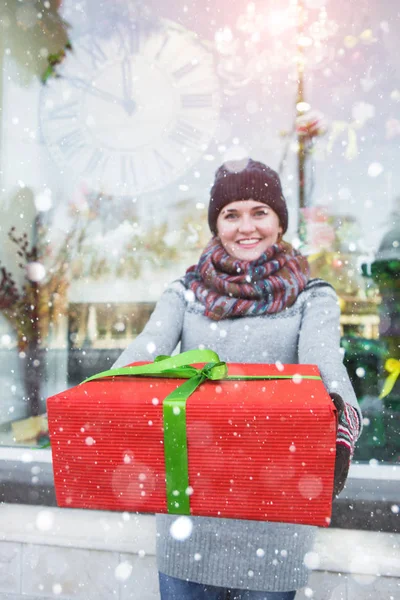 クリスマスの贈り物を持つ女性 — ストック写真