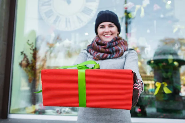 Mulher com presentes de Natal — Fotografia de Stock