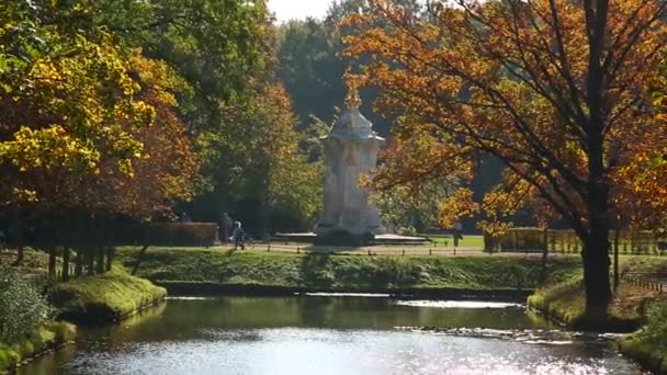 People Walking Pond Autumn Park Sunny Day — Stock Video