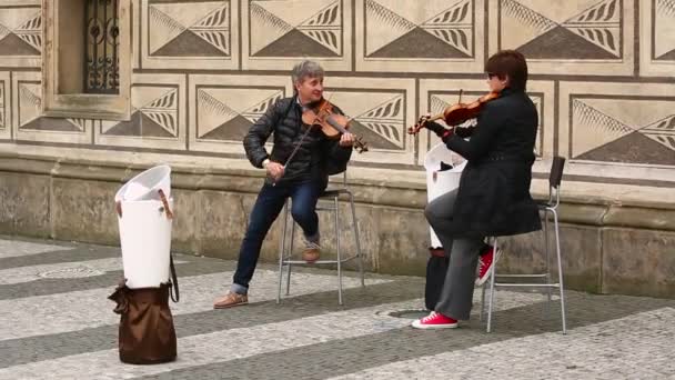 Групу музикантів, що грають на вулиці скрипок — стокове відео