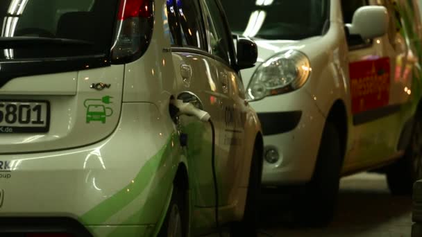 Coches eléctricos de carga en la estación — Vídeo de stock