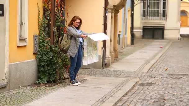 Γυναίκα Ταξιδιώτη Χάρτη Που Ψάχνει Για Την Οικοδόμηση Ευρωπαϊκή Πόλη — Αρχείο Βίντεο