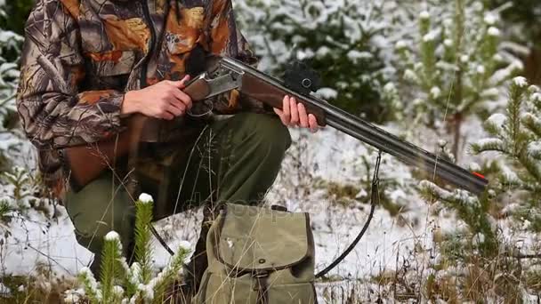 Hunter charging hunting rifle in forest — Stock Video