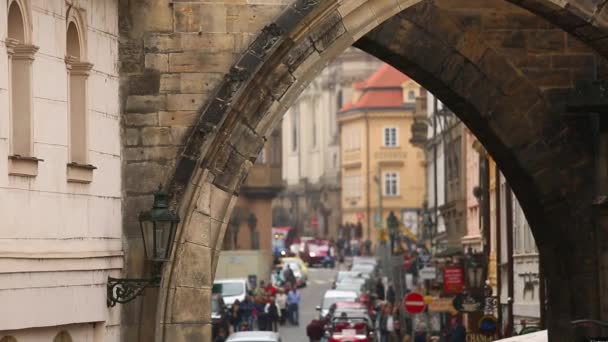 Altstadt vom Bogen der Karlsbrücke — Stockvideo