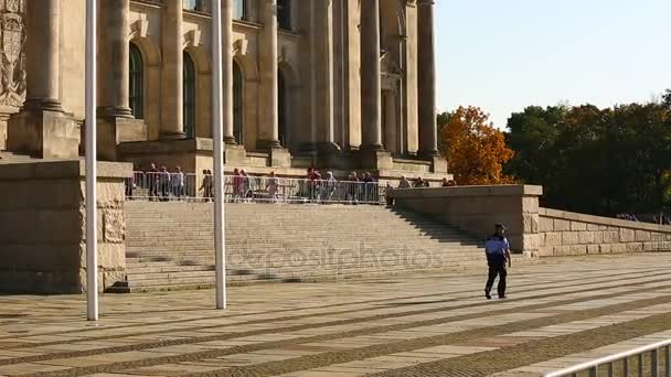 Berlín Alemania Octubre 2017 Turistas Entrando Edificio Del Reichstag — Vídeos de Stock