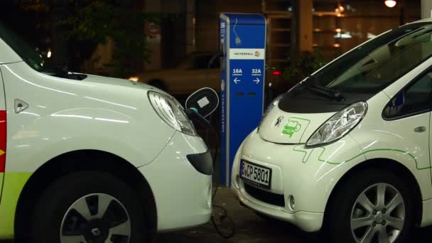 Elektrikli Araba şarj istasyonu üzerinde — Stok video