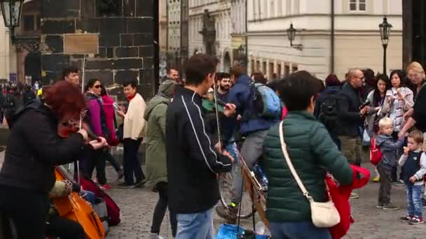 Музыканты играют на Карловом мосту — стоковое видео