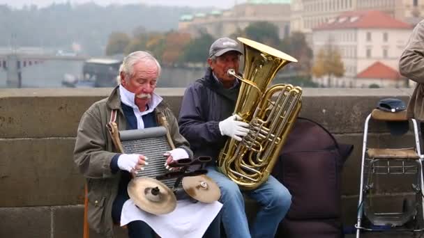 Músicos tocando música em Charles Bridge — Vídeo de Stock