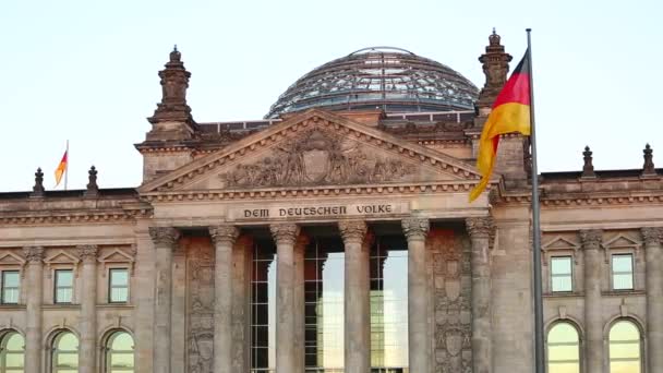 ドイツ連邦議会議事堂前で旗竿にドイツの旗 — ストック動画