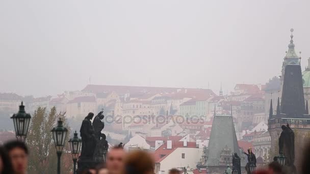 Tłum turystów spacer wzdłuż mostu Karola — Wideo stockowe