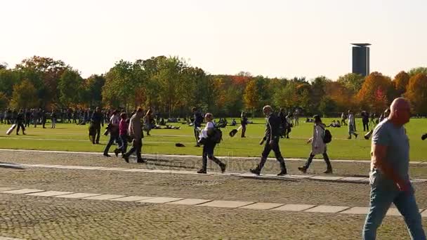 Berlin Duitsland Oktober 2017 Mensen Lopen Plein Voor Rijksdaggebouw — Stockvideo