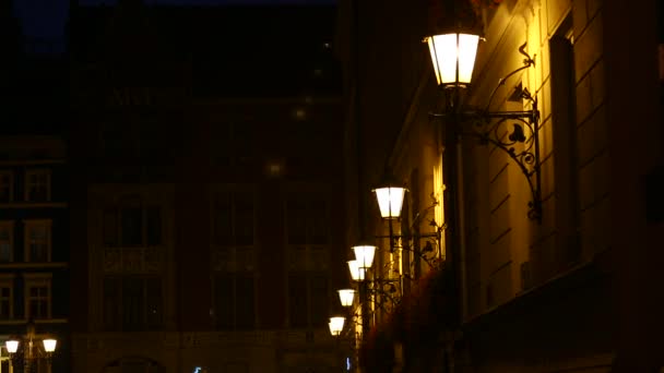 Lanternas de rua na parede do edifício — Vídeo de Stock