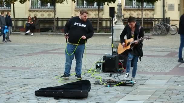 Músicos callejeros actuando en plaza del mercado — Vídeo de stock