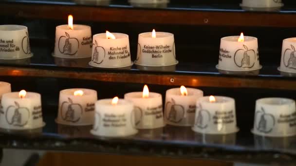 Bougies allumées dans l'église Memorial — Video