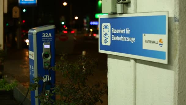 Estación de carga para coches eléctricos — Vídeos de Stock