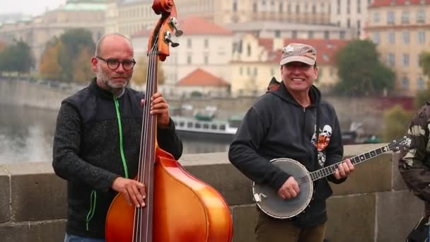 Músicos tocando música en Charles Bridge — Vídeo de stock