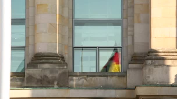 Флаг Германии, отражающийся в окне — стоковое видео