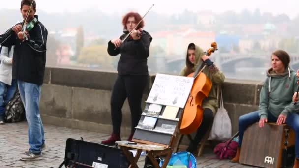Музыканты играют на Карловом мосту — стоковое видео