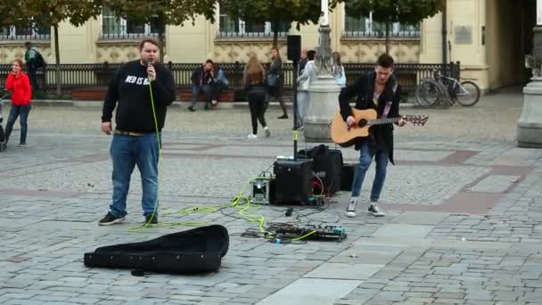 Straatmuzikanten uitvoeren in marktplein — Stockvideo