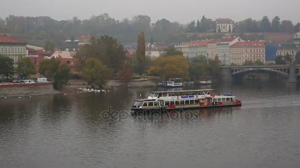 Лодка удовольствия, плывущая по реке Влтаве — стоковое видео