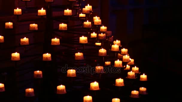 Velas queimando na igreja Memorial — Vídeo de Stock